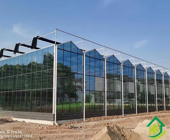How is smart greenhouse different from traditional greenhouse?